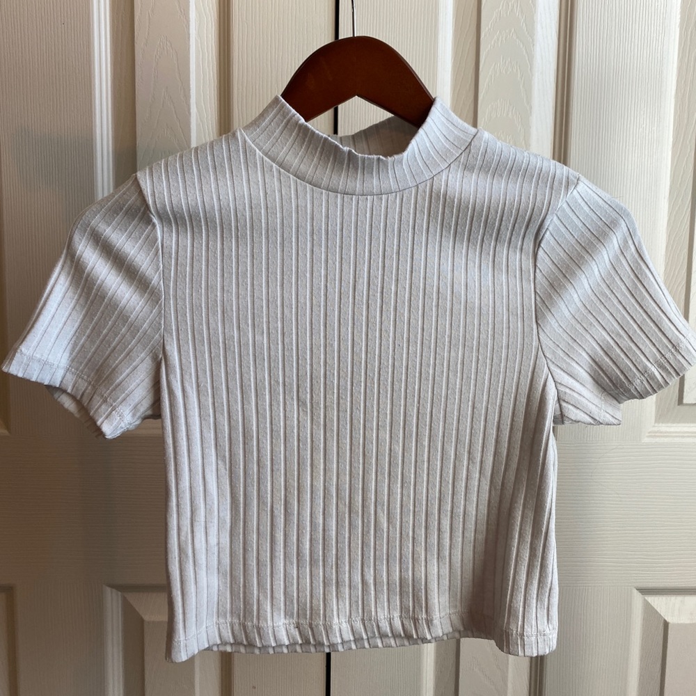 Cropped cotton on mock neck shirt